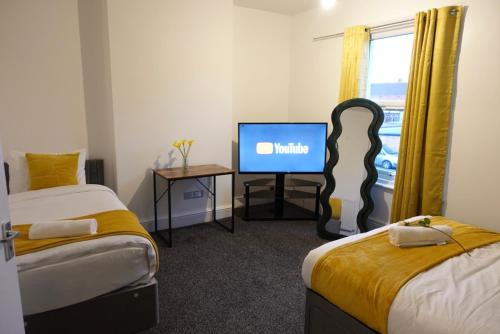 Derby Casa | Kyoto Central I 4 BDR House I 50 inch Smart TVs in Rooms I Large Spacious Rooms I Refurbished I Derby City Centre