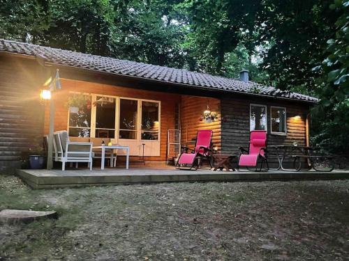 Listarum Apartamento | Lönnekullen, enkel sommarstuga mitt i skogen på Österlen med dusch ute