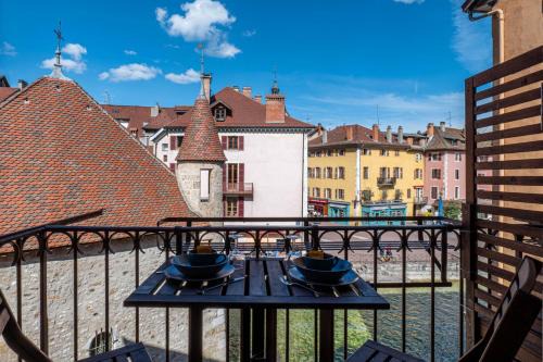 Annecy Old Town Apartamento | L'îsle Perrière - Chambre-Balcon-Vue