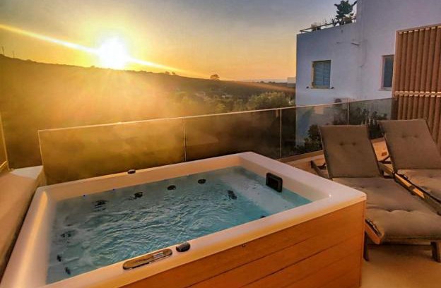 Kalathas Apartamento | L A Boutique Suites with Private Hot Tub