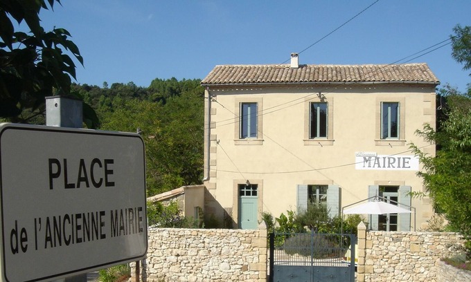 Saint-Hippolyte-de-Montaigu Casa | Antiguo Mairie (Ayuntamiento) En pequeña aldea en el Gard