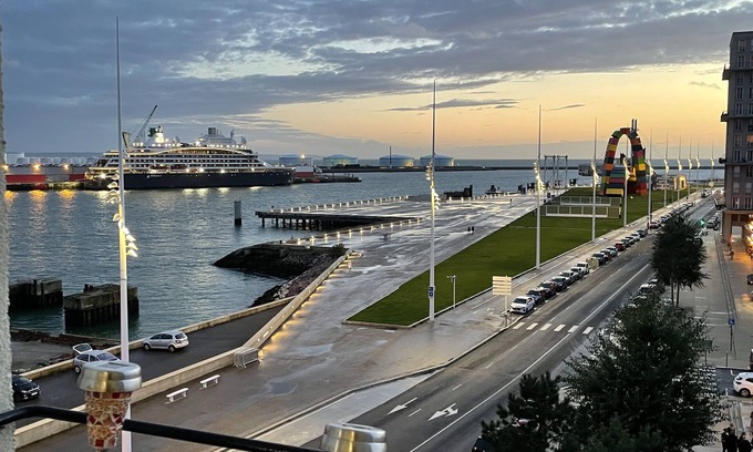 Downtown Le Havre Apartamento | L'AMARRAGE APPT PERRET PANORAMIC SEA AND HARBOR VIEW
