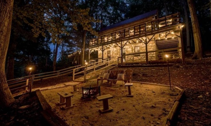 Barium Springs Cabina | L'ancienne Cabine: Waterfront, Historic Log Cabin meets Bohemian Charm