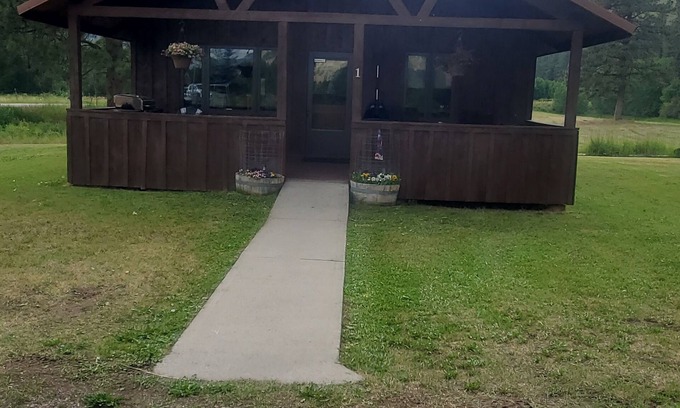 Clinton Cabina | L Diamond E Guest Cabin #1 Rural luxury close to everything.