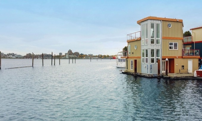 Victoria Alquiler De Eote | L'eau Rider. A unique float home experience.
