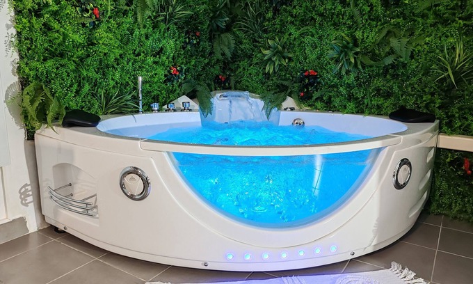 Rives de Meurthe Casa | l'Eden, atypical house, relaxation area with Jacuzzi bathtub