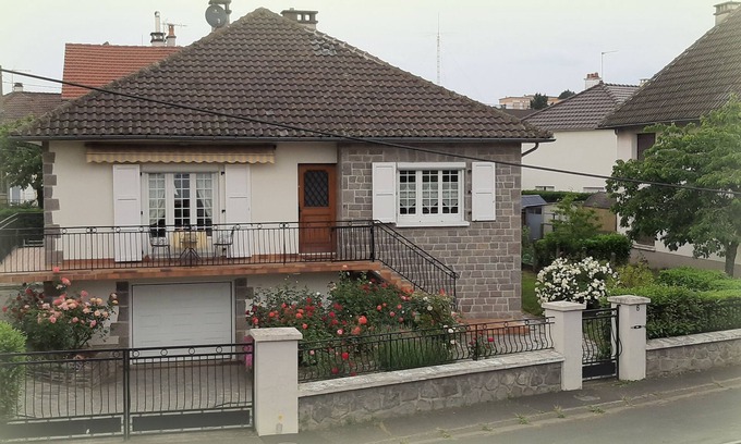 Aurillac Casa | L'enclos de Lys - Appartement Avec Grand Balcon et Accès Direct au Jardin