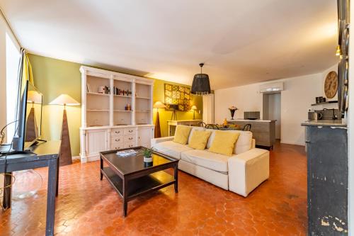 Nimes City Centre Apartamento | L'envoutement provençal au cœur de l'écusson - Une Nuit à Nîmes