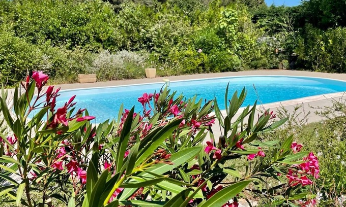 Les Pennes-Mirabeau Apartamento | L'escale Verte Comfortable apartment with swimming pool
