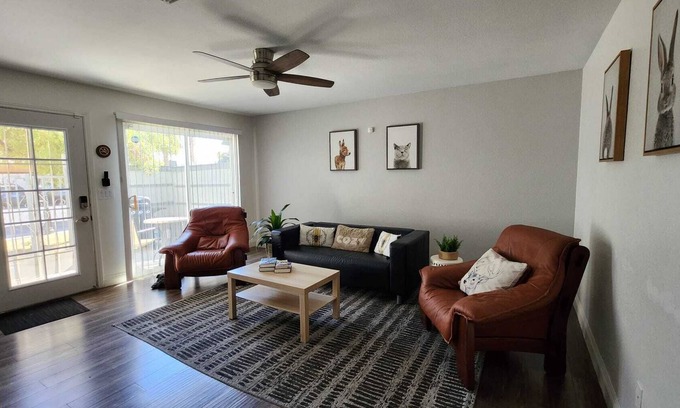 Las Vegas Condominio | L - Fully remodeled and professionally decorated.