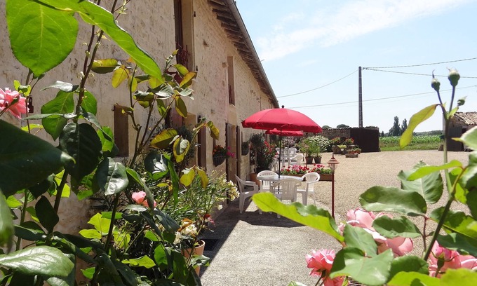 Sauze-Vaussais Cabaña | Bonitas casas rurales con piscina y jardines preciosos