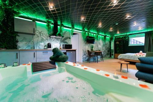 Roppenheim Apartamento | L'Oasis Tropicale, Jacuzzi, Love Room