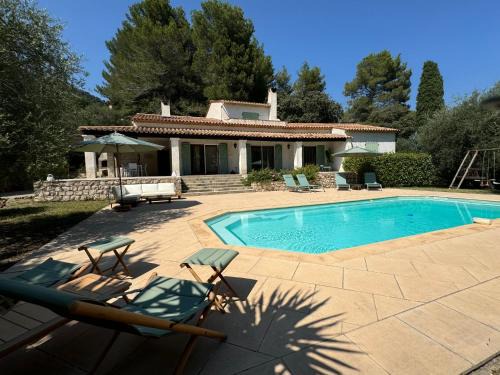 Le Tignet Villa | L'Oliveda - complètement climatisée, piscine, calme, proche commerce et lac, ski à 45min