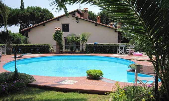 Rosignano Marittimo Villa | VILLA PRIVATA, PISCINA E CAMPO DA TENIS, WI-FI, A / C, MASCOTA AMIGABLE