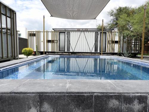 León Apartamento | L W H Hotel & Glamping Container Park