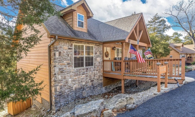 Branson West Cabina | Lodge 51 - "Almost Heaven" Lodge -Two Bedroom PLUS, SEE DESC. for SUMMER SPECIAL