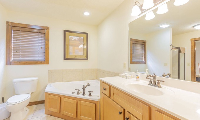 Reeds Spring Cabina | L130B, "Nestled Inn" 2-Br with Loft Lakeview Cabin, SEE DESC. for SUMMER SPECIAL