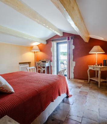 Saint-Hilaire-d'Ozilhan Hotel | La Belle Vie