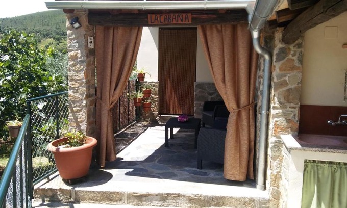 La Aceña de la Borrega Hotel | La Cabaña Romantica de Llano