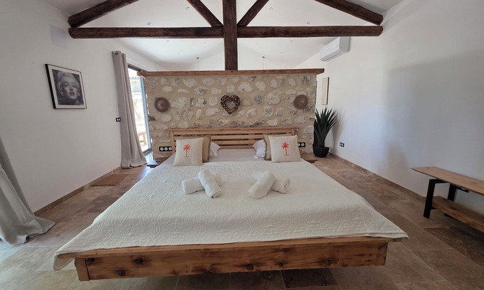 Arles Otro | La cabanette in the Camargue