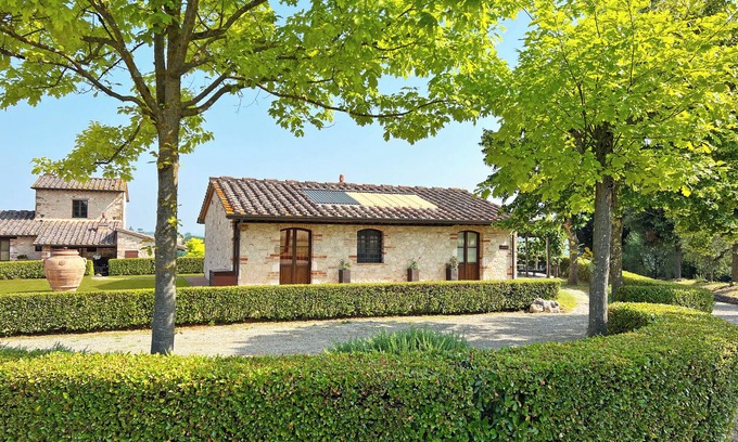 Colle di Val d'Elsa Cabaña | La Capannina with view over the green tuscany hills
