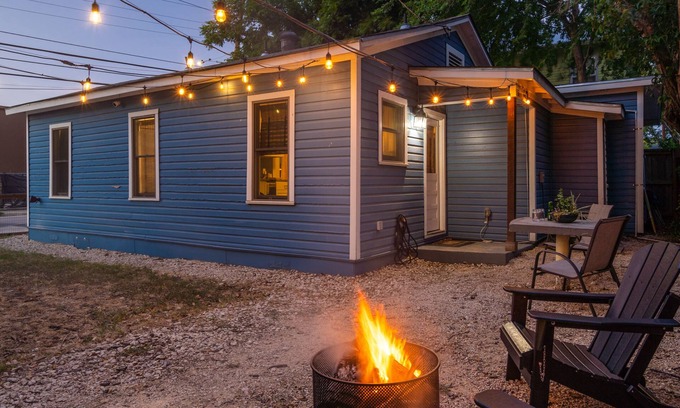 Eastside Promise Neighborhood Casa | La Casa Azúl ~ 5 minutes from The Pearl!
