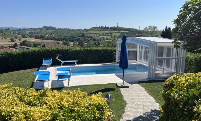 Montaldo Scarampi Villa | La Casa Blu, Villa con piscina privada en Monferrato Langhe, Patrimonio de la Unesco