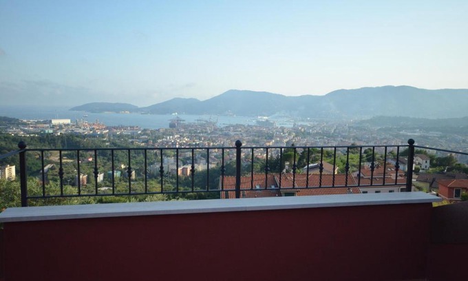Carozzo Apartamento | La casa con vista di Emma