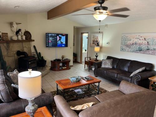 Gatlinburg - Pigeon Forge Casa | La Casa De La Cima "House on the Hill"