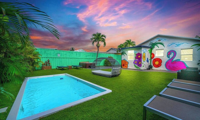 Allapattah Casa | La Casa Flora | Private | Pool+Hot tub | Sleeps 18