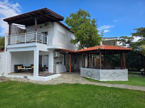 Paralia Dionysiou Casa | La Casa Pacifica