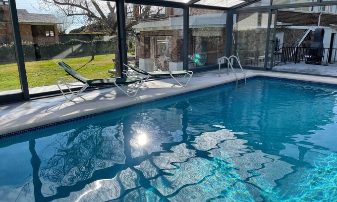 La Cabrera Chalet De Esquí | La casa Pico de la Miel incluye piscina privada de agua salada de 8 x 4 con espectaculares vistas
