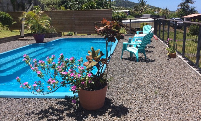Petite-ÃŽle Casa | La case géranium with heated swimming pool