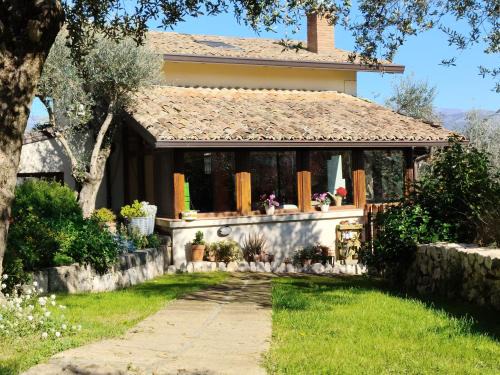 Fontechiari Casa | "La casetta" indipendente, con ampio spazio verde