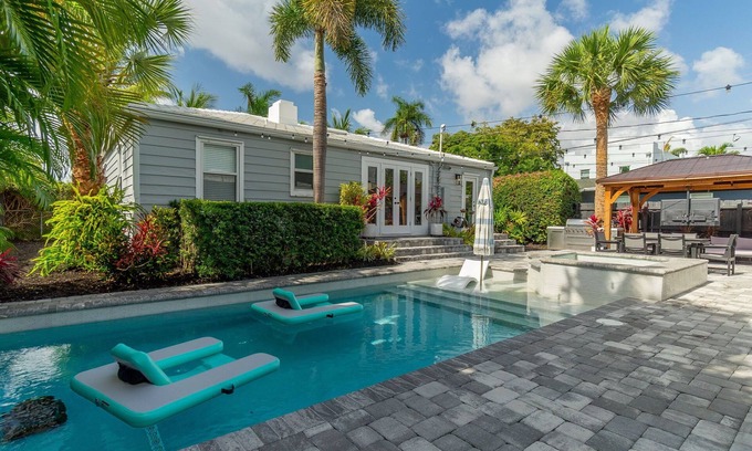 Old Northwood Historic District Casa | La Casita- Hot Tub, Pool, and guest house