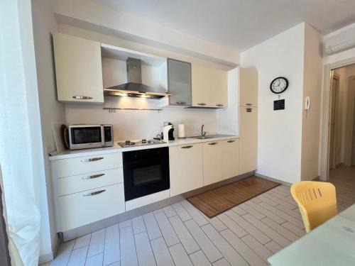 Villasimius Apartamento | La chiocciola di Beniamino, Villasimius appartamento confort, parking gratuito, fronte bus Arst, navetta mare e postazione noleggio monopattini elettrici