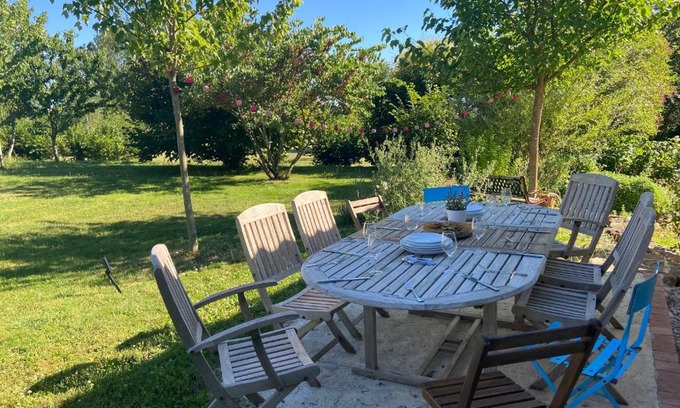 Montbron Cama Y Desayuno | La Colline aux Licornes