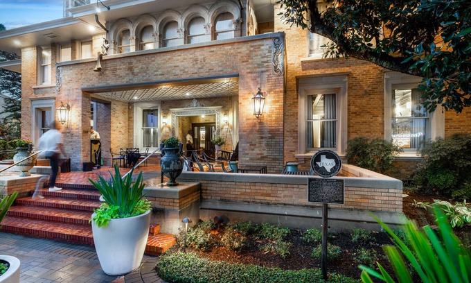 Neartown Hotel | La Colombe d'Or Hotel