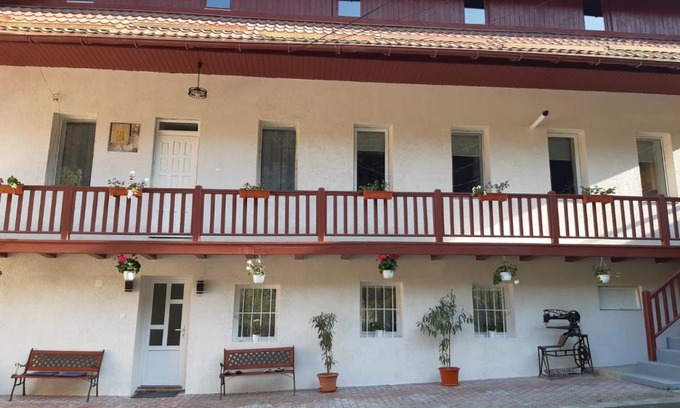 Bran Casa | La Conac 13 Ceasuri Bune