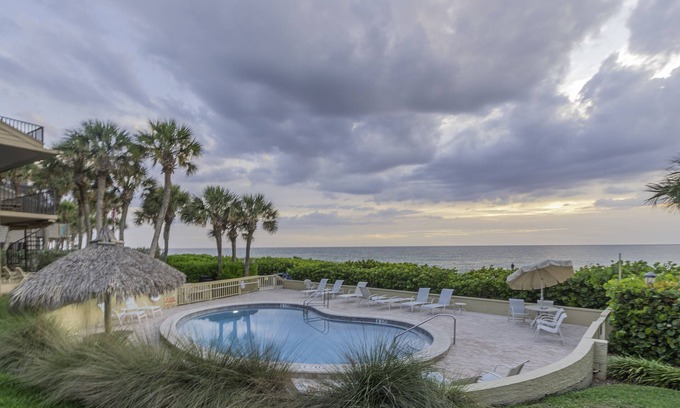 Belleair Beach Condominio | La Concha 1 | Beachfront Vacation Rental with Pool