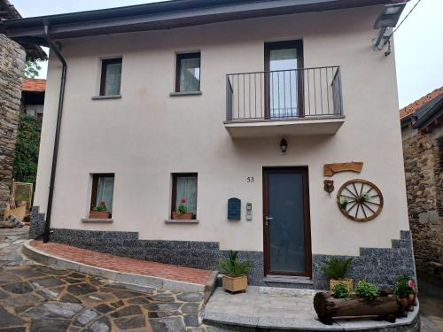 Brovello-Carpugnino Casa | La corte
