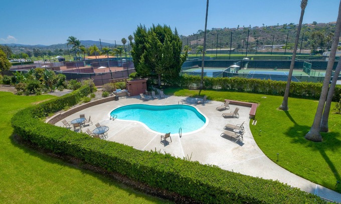 Aviara Condominio | La Costa Condo | Pool, BBQ, Gated Parking