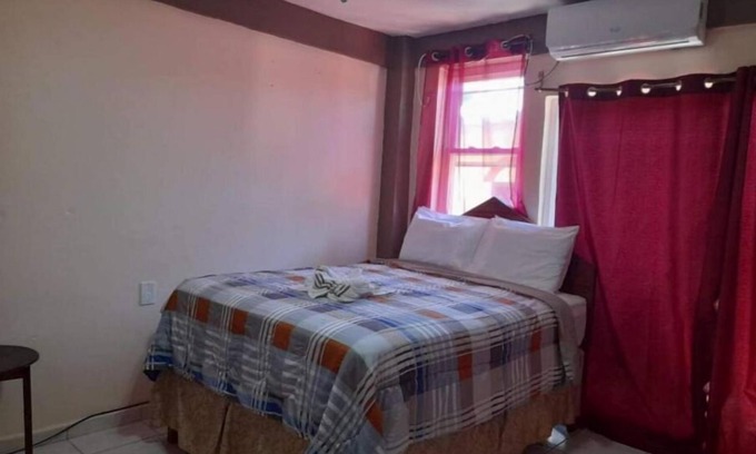 Corozal Hotel | La Delphina Bed and Breakfast Bar and Grill Single Room