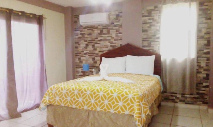Corozal Hotel | La Delphina Bed and Breakfast Bar and Grill King Room