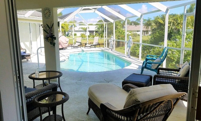 Pebble Beach Casa | La dolce vita espera en este inmaculado albergue en el canal de agua dulce