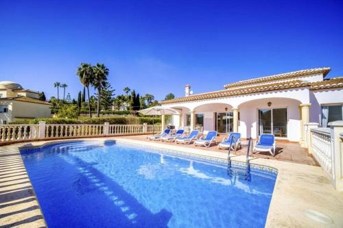 Urbanización La Mandarina Villa | La Gavina - Spacious 5-Bedroom Villa with Private Pool in Javea
