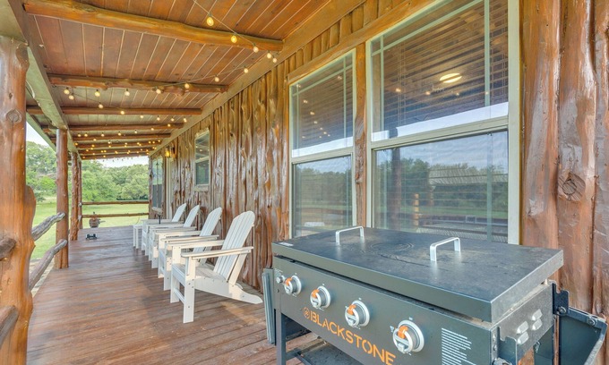 La Grange Cabina | La Grange Cabin on Acreage: Close to Wineries