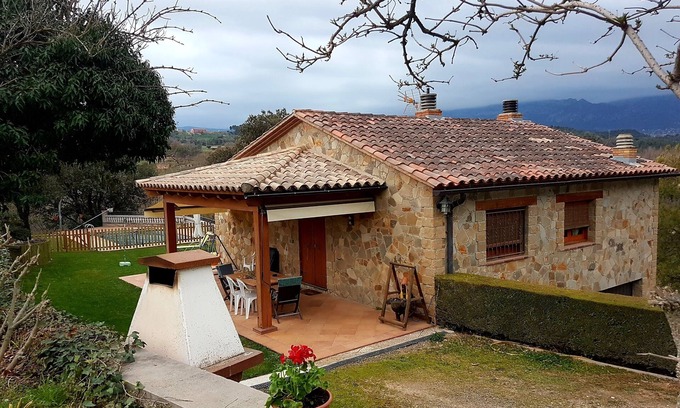 Olvan Casa | CASA RURAL CON PISCINA Y AIRE ACONDICIONADO PARA 10 PERSONAS