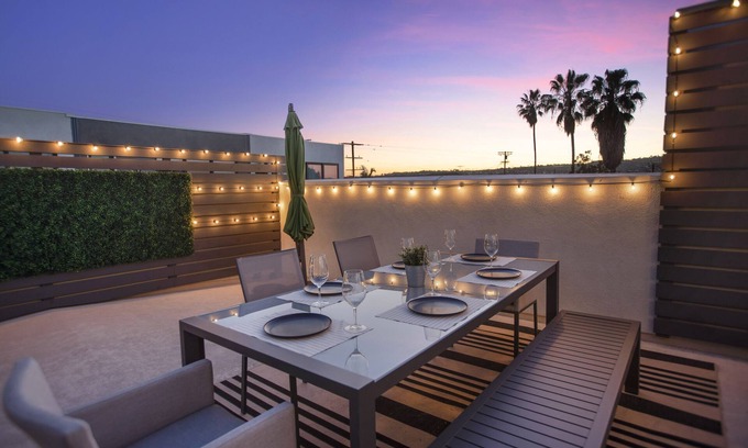 Central San Pedro Casa | LA Harbor View + Free Tesla Charger + Rooftop Deck
