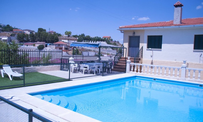 Valdelaguna Chalet De Esquí | La Higuera, en Valdelaguna, para 10/15 personas con Piscina
